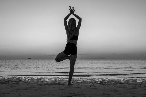 Silueta Mujer Pie Postura Yoga Playa Tropical Durante Puesta Del —  Fotos de Stock