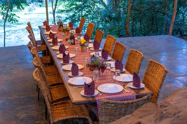 Serveren Van Tafel Rotan Stoelen Een Leeg Restaurant Terras Tanzania — Stockfoto