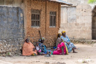 Zanzibar, Tanzanya - 16 Kasım 2019: Afrikalı kadın ve çocuklar Zanzibar Adası, Tanzanya, Doğu Afrika yakınlarındaki sokakta oturuyorlar