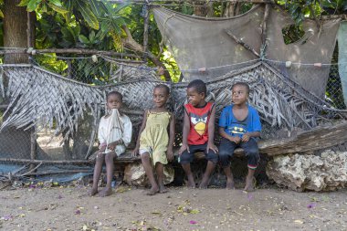 Zanzibar, Tanzanya - 16 Kasım 2019: Zanzibar Adası, Tanzanya, Doğu Afrika 'da bilinmeyen Afrikalı çocuklar