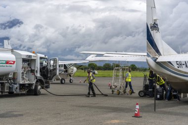 Arusha, Tanzanya - 28 Aralık 2019: Doğu Afrika 'daki Tanzanya Arusha havaalanından önce yakıt ikmali yapan küçük pervane uçağı
