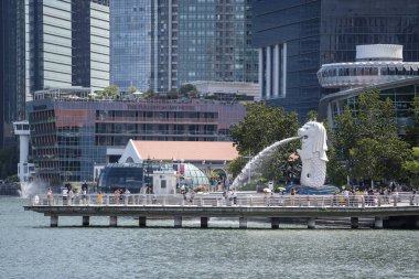 Singapur şehri, Singapur - 26 Şubat 2020: Merlion heykeli gündüz vakti Singapur 'un merkezindeki Merlion Park' ta ağzından su püskürtüyor.