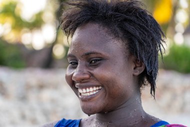 Zanzibar, Tanzanya - 11 Ocak 2020: Doğu Afrika 'nın Zanzibar adasındaki tropik plajda yaşayan Afrikalı kadın