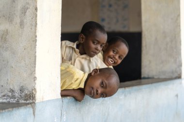 Zanzibar, Tanzanya - 15 Ocak 2020: Zanzibar, Tanzanya, Doğu Afrika 'daki dersten sonra yerel bir okulda kimliği belirsiz Afrikalı çocuklar