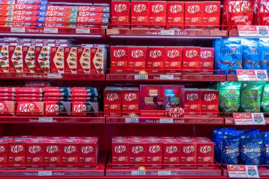 Muscat, Umman - 19 Ocak 2020: Kit Kat çikolataları ve diğer tatlılar Muscat uluslararası havaalanındaki gümrüksüz bir dükkanda, Umman