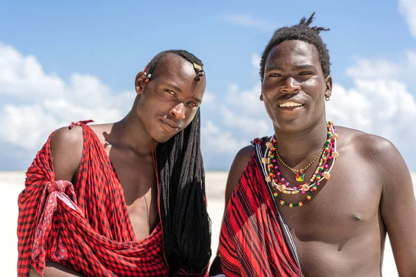 Zanzibar Tanzánia December 2019 Afrikai Két Férfi Masai Öltözött Hagyományos — Stock Fotó