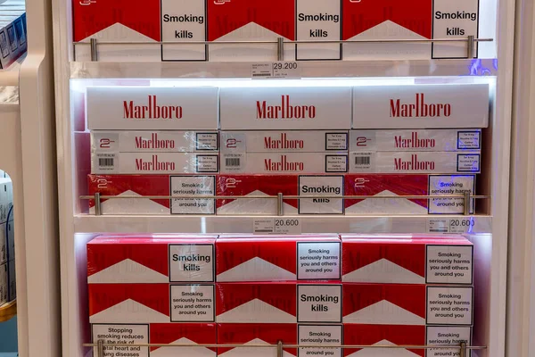 オマーンのマスカット 2020年1月19日 免税店のタバコ部門では ショップ空港の棚で販売されているマールボロの多くの大きなパックがあります — ストック写真