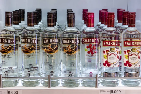 Mascate Omán Enero 2020 Botellas Vodka Smirnoff Estante Aeropuerto Tiendas —  Fotos de Stock