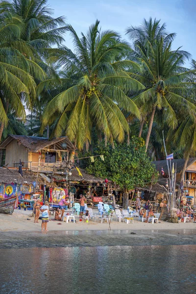 Koh Phangan Thailand Februari 2020 Strandbar Kokospalmer Havsvatten Och Vilopassagerare — Stockfoto