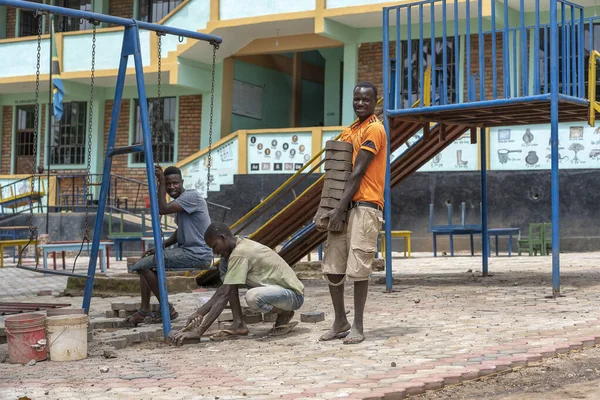 Arusha Tanzanie Prosince 2019 Afričtí Stavitelé Pracují Nádvoří Školy Pro — Stock fotografie