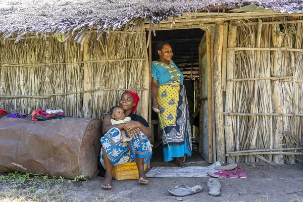 Zanzibar Tanzanie Prosince 2019 Africká Rodina Slámy Ulici Zanzibar Tanzanie — Stock fotografie