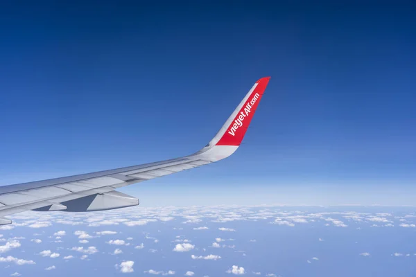 マレーシアのコタキナバル 2020年2月29日 飛行機の翼 Vietjetマレーシアのボルネオ島コタキナバル近くの窓から飛行機の窓からの眺め 雲を持つ航空会社と空 — ストック写真
