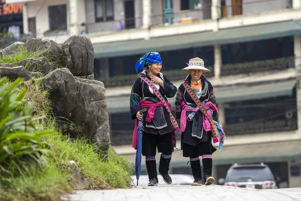 Sapa Vietnam Marzo 2020 Dos Mujeres Hmong Étnicas Vestidas Manera — Foto de Stock
