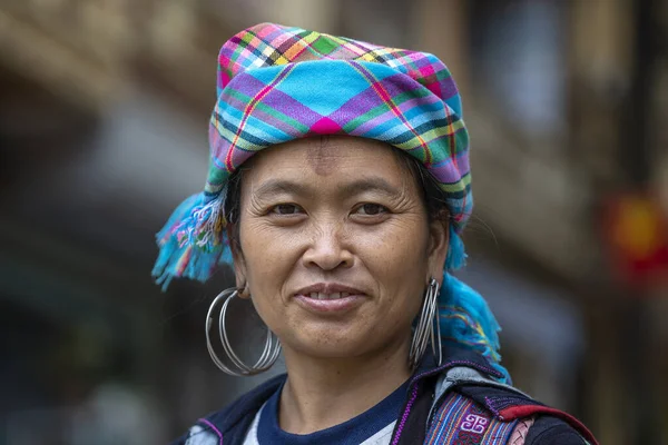 ベトナム 2020年3月4日 民族衣装や宝石を身に着けているモン族の女性は 観光客が山の村サパ 北ベトナムの通りに手工芸品を販売するのを待つ — ストック写真