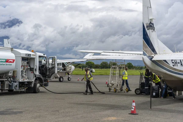 Arusha Tansania Dezember 2019 Tanklastzug Betankt Kleines Propellerflugzeug Vor Dem — Stockfoto