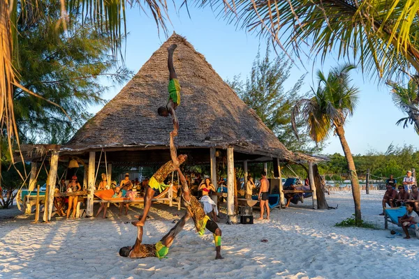 坦桑尼亚桑给巴尔 2019年12月31日 在坦桑尼亚桑给巴尔岛 Zanzibar Tanzania East Africa 新年前夕 非洲体操运动员在热带海滩上在游客面前表演 结束比赛 — 图库照片