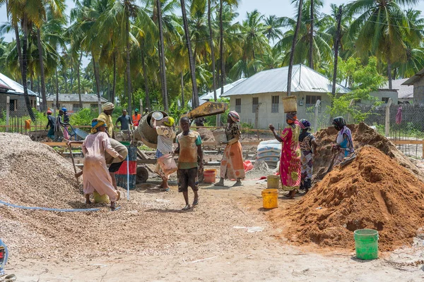 Zanzibar Tanzania Gennaio 2020 Lavoratori Lavoratrici Africane Stanno Lavorando Nuovo — Foto Stock