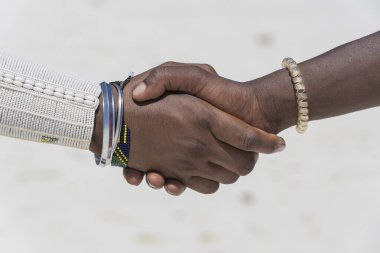 Zanzibar Adası, Tanzanya, Doğu Afrika 'daki tropikal plajda tokalaşan kabile masajcıları...