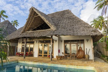 Tanzanya, Doğu Afrika 'daki Zanzibar adasında deniz kenarındaki tropikal plajda lüks bir villanın sabah manzarası