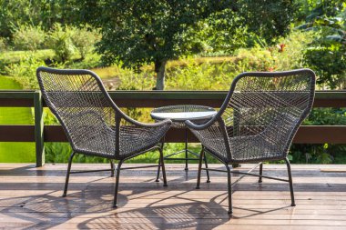 Borneo, Malezya 'da güzel manzaralı tropikal bahçedeki arka bahçede iki sandalye ve masa.