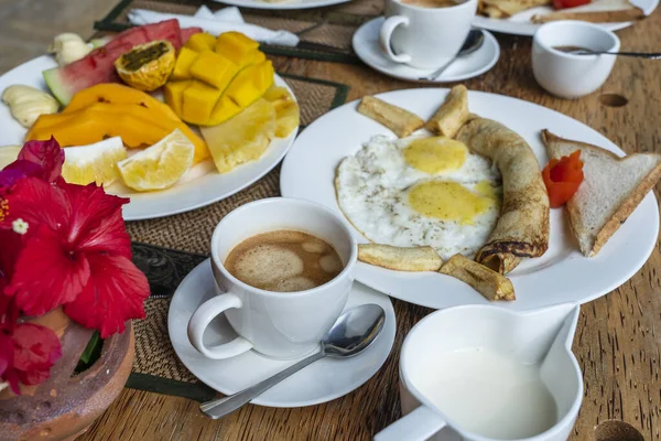 Café Manhã Tropical Frutas Café Ovos Mexidos Panqueca Banana Para — Fotografia de Stock