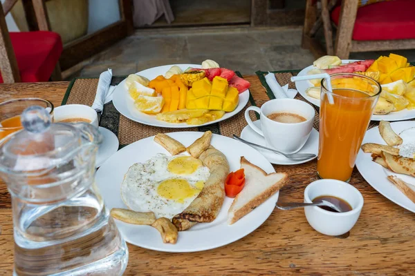 Desayuno Tropical Frutas Café Huevos Revueltos Tortitas Plátano Para Dos — Foto de Stock