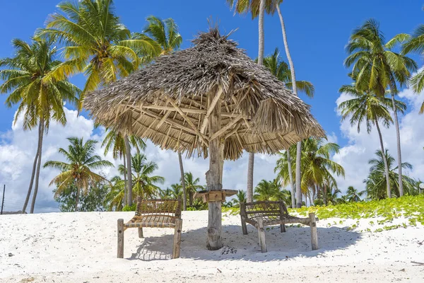 Sombrilla Paja Dos Tumbonas Madera Una Playa Tropical Cerca Del —  Fotos de Stock