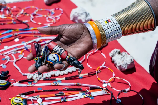 Die Weibliche Hand Eines Massai Stammes Mit Einem Bunten Armband — Stockfoto