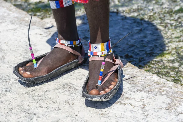Stammesmasai Beine Mit Einem Bunten Armband Und Sandalen Aus Autoreifen — Stockfoto