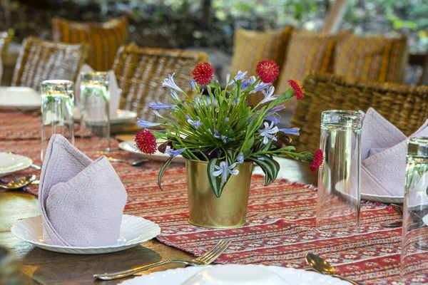 空のレストランテラスでテーブルと籐製の椅子を提供しています タンザニア 東アフリカ — ストック写真