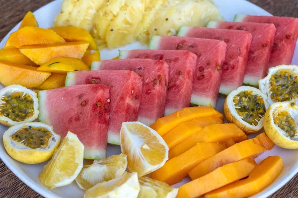 Frutas Tropicales Plato Desayuno Cerca Sandía Fresca Fruta Pasión Piña — Foto de Stock