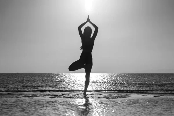 Silhouette Donna Piedi Posa Yoga Sulla Spiaggia Tropicale Durante Tramonto — Foto Stock