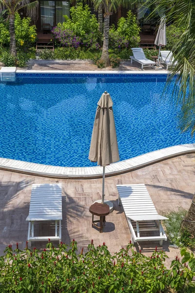 Zomer Buitenzwembad Ligstoelen Buurt Van Zee Het Tropische Strand Phu — Stockfoto