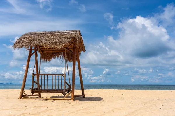 在越南弗国岛上靠近海面的一个沙质热带海滩上 木制的屋顶下摇曳着木制的秋千 旅行和自然概念 — 图库照片