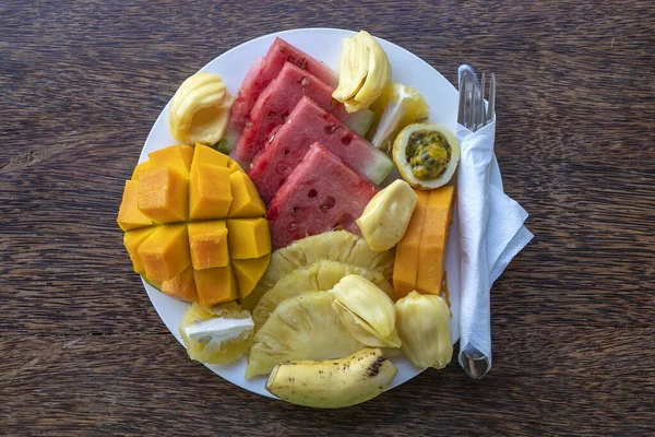 朝食プレート上のトロピカルフルーツ クローズアップ トップビュー 新鮮なスイカ パッションフルーツ パイナップル マンゴー パパイヤ ビーチレストランで食べるためのオレンジ 島ザンジバル — ストック写真