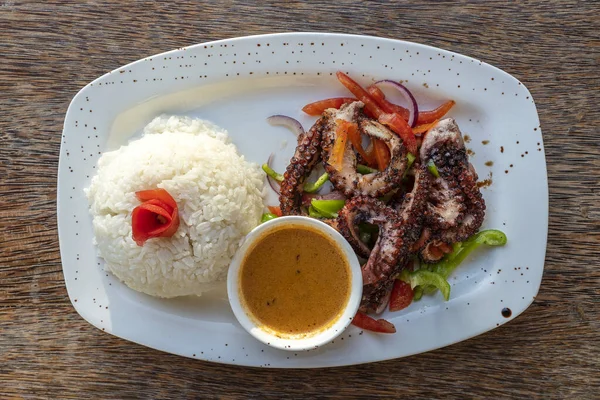 Smažená Chapadla Chobotnice Bílou Rýží Talíři Restauraci Ostrov Zanzibar Tanzanie — Stock fotografie