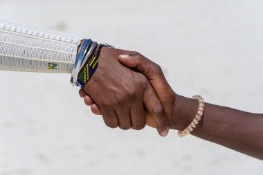 Zanzibar Adası, Tanzanya, Doğu Afrika 'daki tropikal plajda tokalaşan kabile masajcıları...