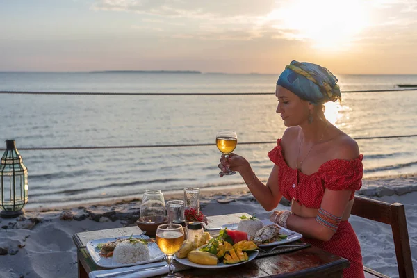 Mujer Joven Teniendo Una Cena Romántica Restaurante Del Hotel Durante — Foto de Stock