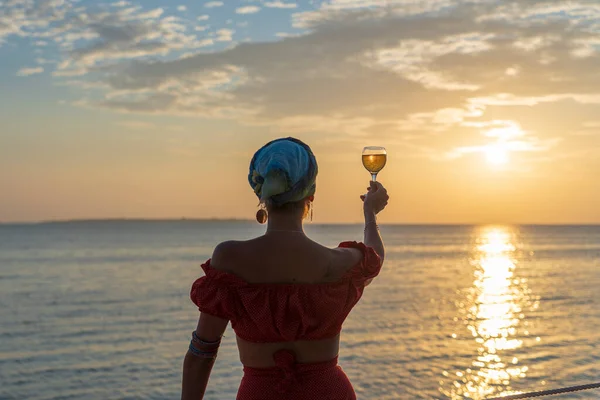 Mujer Linda Sosteniendo Copa Vino Blanco Contra Una Hermosa Puesta — Foto de Stock