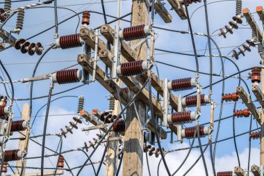 Elektrik santralinde yüksek voltajlı yalıtım, yakın çekim.