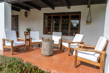 Boş terasta rahat sandalyeler, Tanzanya, Doğu Afrika