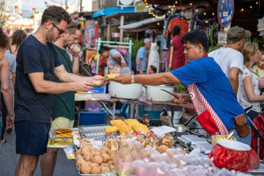 Koh Phangan, Tayland - 08 Şubat 2020: Tayland sokak satıcısı Koh Phangan, Tayland 'daki geleneksel sokak pazarında yiyecek hazırlıyor ve satıyor