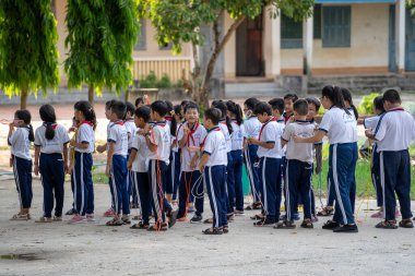 Phu Quoc Adası, Vietnam - 15 Mayıs 2020: Vietnamlı çocuklar Phu Quoc, Vietnam 'daki bir okulun avlusunda mola verdiler.