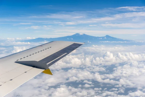 Blick Aus Dem Flugzeugfenster Auf Den Kilimandscharo Den Weißen Wolken — Stockfoto