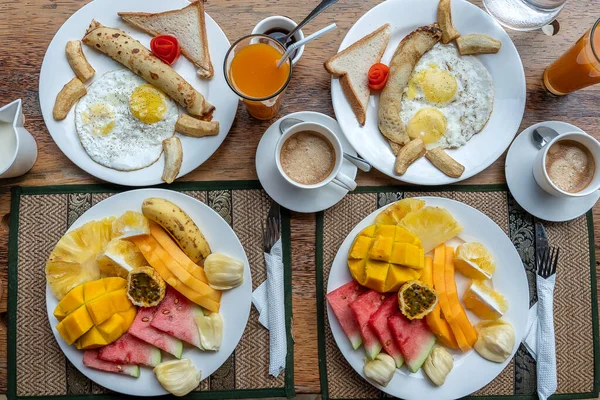 Petit Dejeuner Tropical Fruits Cafe œufs Brouilles Crepe Banane Pour Image Libre De Droit Par Olegdoroshenko C