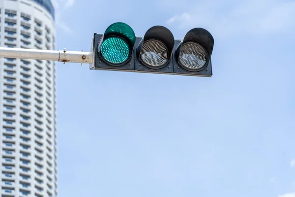 Φώτα Κυκλοφορίας Μιας Πόλης Στο Δρόμο Στη Σιγκαπούρη Κλείστε — Φωτογραφία Αρχείου