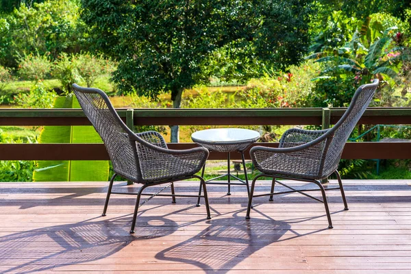 Twee Stoelen Tafel Achtertuin Tropische Tuin Met Prachtig Uitzicht Eiland — Stockfoto