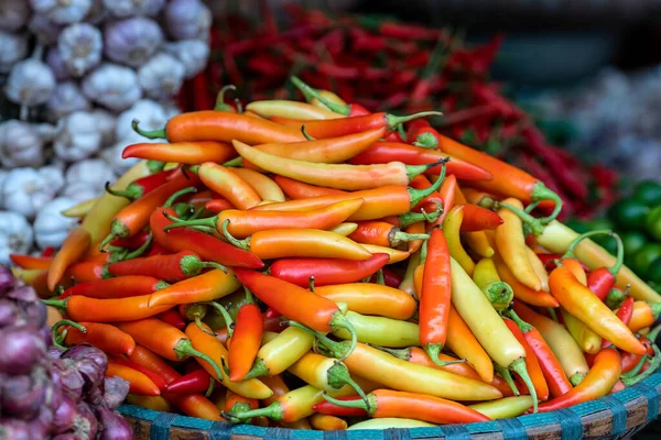 Pomerančová Žlutá Červená Paprika Prodej Trhu Pouličními Potravinami Starém Městě — Stock fotografie