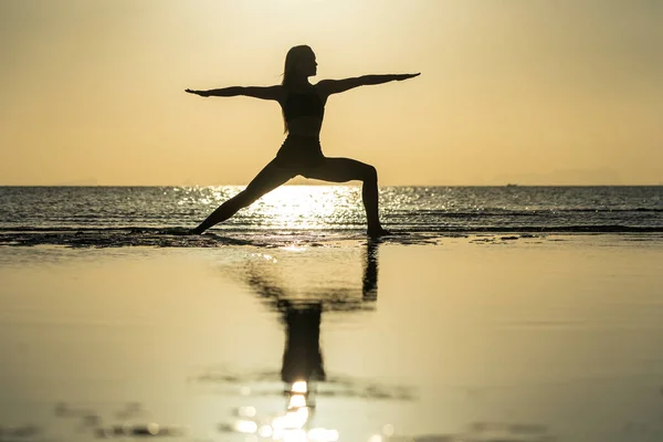 Silueta Mujer Pie Postura Yoga Playa Tropical Durante Puesta Del —  Fotos de Stock