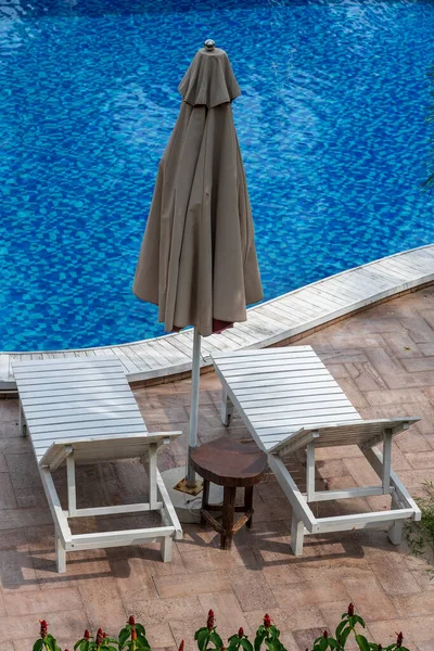 Piscina Aire Libre Verano Tumbonas Cerca Del Mar Playa Tropical —  Fotos de Stock